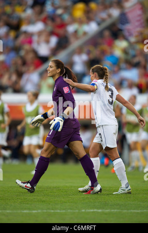 Le gardien de but américain Hope Solo (G) et la capitaine de l'équipe Christie Rampone (d) célèbrent leur victoire sur la Corée du Nord dans un match de Coupe du monde féminine de la FIFA Banque D'Images