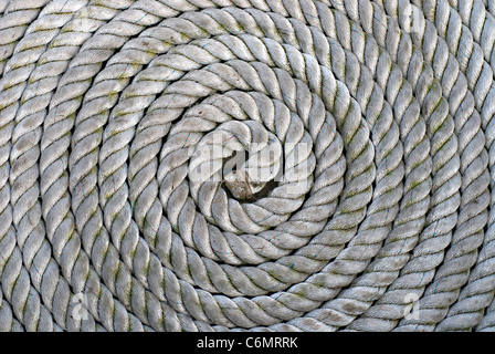 Corde épaisse enveloppée dans une spirale sur le pont du navire Banque D'Images