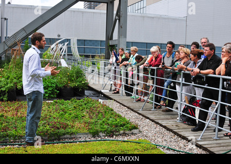 Visite guidée Visite éducative pour expliquer les avantages de l'Abri international vert sur le toit vert du Palais des Congrès, Montréal, Canada Banque D'Images