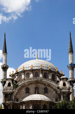 Prises du Musée d'Art Moderne d'Istanbul, près de la mosquée montrent d'Ortakôy détails architecturaux sous un ciel bleu, des nuages Banque D'Images