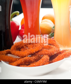 Anneaux de calamars frits servis avec sélection de noir, rouge et blond beer ,plus délicieuse cuisine PORTFOLIO Banque D'Images