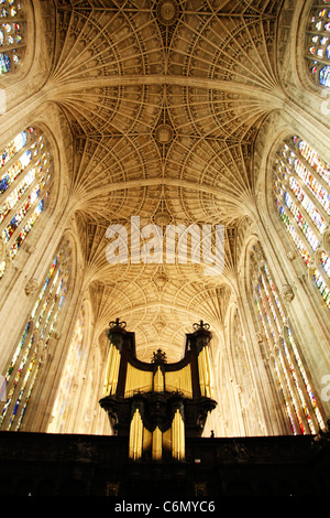 Vue de dessous du ventilateur au plafond voûté et orgue au King's Chapel, de l'Université de Cambridge Banque D'Images