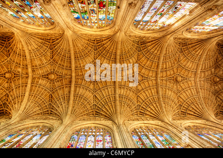 Vue de dessous du ventilateur au plafond voûté au Kings College, Université de Cambridge Banque D'Images