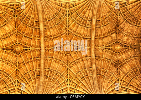 Close up Vue de dessous du ventilateur au plafond voûté au Kings College, Université de Cambridge Banque D'Images