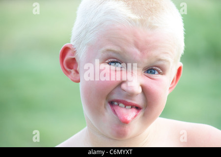 Drôle ginger boy pose et montre les visages language Banque D'Images