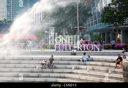 Les touristes à un Fullerton par le Merlion, statue fontaine, Singapour Banque D'Images