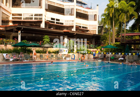 Réseau des expatriés anglais à la piscine du Club britannique, Singapour Banque D'Images