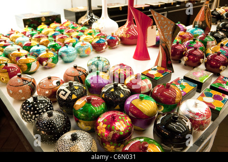 Boîtes peintes à vendre comme souvenirs aux touristes dans le quartier chinois, le marché Asie Singapour Banque D'Images