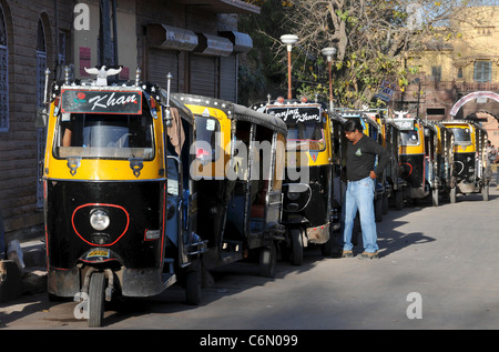 Ligne d'attente Tuk Tuks Sarder Jodhpur Rajasthan Inde Du Marché Banque D'Images