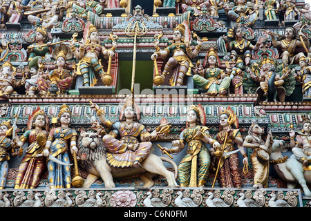 Détail des sculptures du gopuram du temple hindou Sri Veeramakaliamman, Serangoon Road Singapour Asie Banque D'Images