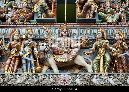 Les sculptures du gopuram (toit), Sri Veeramakaliamman temple hindou, Little India, Singapour Banque D'Images