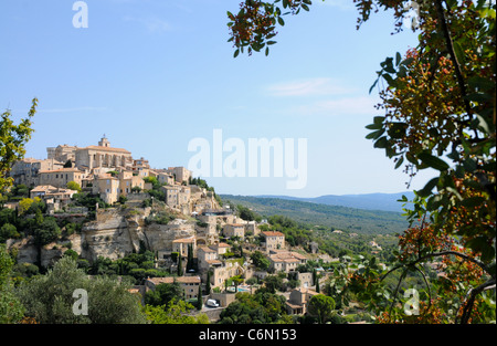 Vue sur Gordes et village, département de Vaucluse, région de la Provence en France Banque D'Images