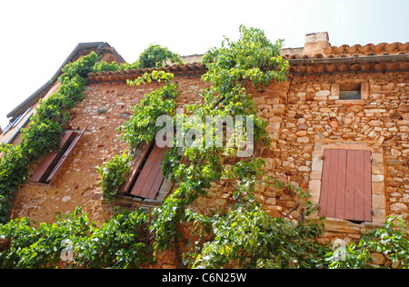 Maison en pierre dans le Roussillon, département de Vaucluse, région de la Provence en France Banque D'Images
