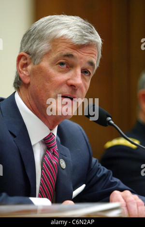 John McHugh Secrétaire Secrétaire de l'Armée John McHugh aborde la profanation de tombes des soldats au cimetière militaire américain Banque D'Images