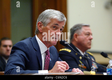 John McHugh Secrétaire Secrétaire de l'Armée John McHugh aborde la profanation de tombes des soldats au cimetière militaire américain Banque D'Images