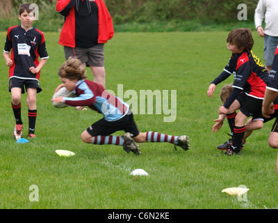 Moins de 13 ans rugby player marquant un essai, Bude, Cornwall, UK Banque D'Images