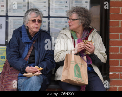 Deux vieilles femmes mangeant Cornish, Cornwall, UK Banque D'Images