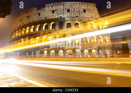 Le Colisée de nuit et feux de circulation, Rome, Italie Banque D'Images