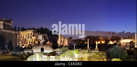 Ruines du forum romain en soirée, Rome, Italie Banque D'Images