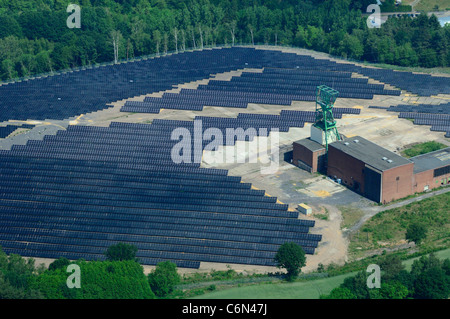 Vue aérienne du parc solaire photovoltaïque sur l'ancien site de recyclage de la mine de charbon industrielle de St Nikolaus Leidigen, Sarre, Allemagne Banque D'Images