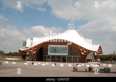 Vol au-dessus du tricolore Centre Pompidou de Metz, un musée d'art moderne et d'art contemporain à Metz, Lorraine, France. Banque D'Images