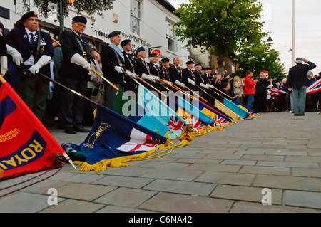 Les drapeaux sont abaissées à la cérémonie du crépuscule. Royal Wootton Bassett 31/08/2011 Banque D'Images