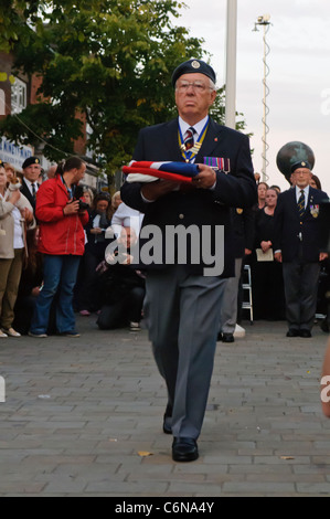 Président de la Royal British Legion porte un drapeau de l'Union repliée pendant la cérémonie du crépuscule. Royal Wootton Bassett 31/08/2011 Banque D'Images