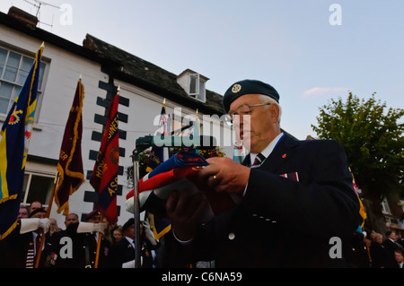 Président de la Royal British Legion porte un drapeau de l'Union repliée pendant la cérémonie du crépuscule. Royal Wootton Bassett 31/08/2011 Banque D'Images