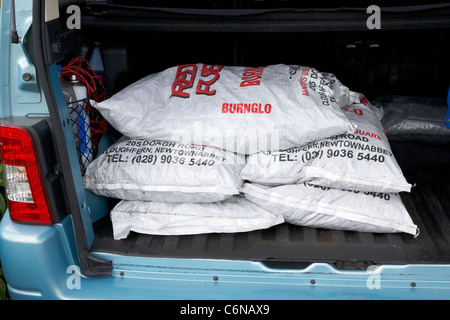 Des sacs chargés de charbon à l'arrière d'un véhicule de la famille au Royaume-Uni Banque D'Images