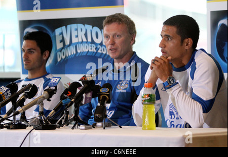 Tim Cahill et l'entraîneur David Moyes Everton FC conférence de presse à l'ANZ Stadium. L'équipe sont en ville pour jouer sur Sydney FC Banque D'Images