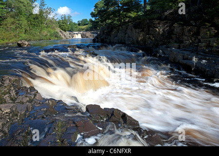 Au fil de l'eau jaillissante de la force faible Cascade, près de Middleton à Teesdale, County Durham Banque D'Images