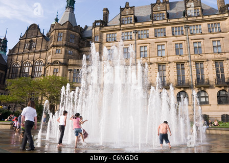 Enfants jouant dans la fontaine des jardins de la paix, Goodwin et mairie, Sheffield UK Banque D'Images