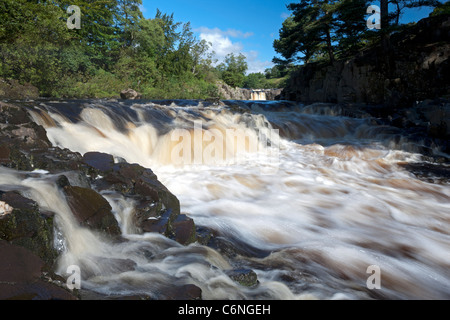 Au fil de l'eau jaillissante de la force faible Cascade, près de Middleton à Teesdale, County Durham Banque D'Images