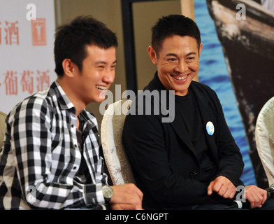 L'acteur Jet Li (R) assiste à une conférence de presse pour son nouveau film 'Ocean ciel'. Doublé comme Jet Li's premier non-action travail de son Banque D'Images