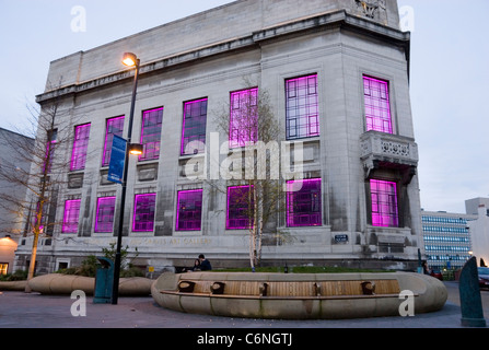 Bibliothèque de la ville de Sheffield et Graves Art Gallery éclairé avec Windows Rose au crépuscule, Tudor Square, le centre-ville de Sheffield, UK Banque D'Images