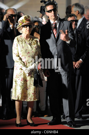 La reine Elizabeth II porte des lunettes 3D alors qu'elle voit un affichage 3D lors d'une visite à Pinewood Studios dans le cadre d'une huit jours Banque D'Images