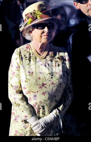 La reine Elizabeth II porte des lunettes 3D alors qu'elle voit un affichage 3D lors d'une visite à Pinewood Studios dans le cadre d'une huit jours Banque D'Images