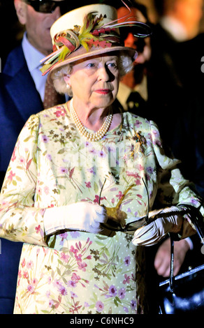 La reine Elizabeth II porte des lunettes 3D alors qu'elle voit un affichage 3D lors d'une visite à Pinewood Studios dans le cadre d'une huit jours Banque D'Images