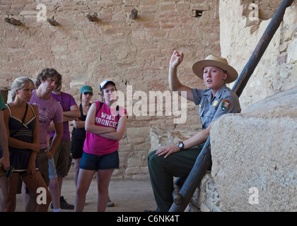 Un garde forestier du parc des entretiens avec les visiteurs d'une visite guidée de la Chambre Balcon cliff en séjour à Mesa Verde National Park Banque D'Images