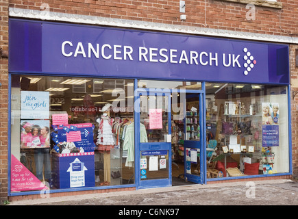 Cleveleys, Blackpool, Lancashire, Angleterre. Cancer Research UK charity shop. Banque D'Images