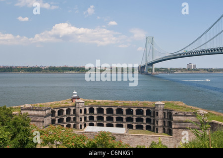 Fort Wadsworth est représenté sous le pont Verrazano-Narrows à Staten Island, New York, le dimanche 31 juillet 2011. Banque D'Images