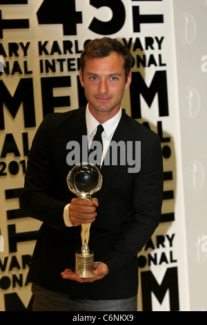 Jude Law reçoit les présidents Prix au Festival du Film de Karlovy Vary, République tchèque Carlsbad - 05.07.10 Banque D'Images