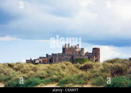 Château de Bamburgh, Bamburgh Northumberland, Angleterre, vu de la plage. Banque D'Images