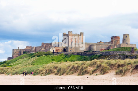 Château de Bamburgh, Bamburgh Northumberland, Angleterre, vu de la plage. Banque D'Images