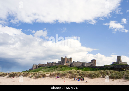 Château de Bamburgh, Bamburgh Northumberland, Angleterre, vu de la plage. Banque D'Images