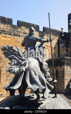 Statue de Harry Hotspur à Alnwick Castle, Alnwick, Northumberland, Angleterre. Sir Henry Percy, alias Harry Hotspur c.1364/1366 - 14 Banque D'Images