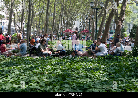 Les gens traîner dans Bryant Park à New York, NY, mardi 2 août 2011. Banque D'Images