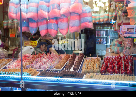 Un stand pommes confites est représenté à Coney Island en quartier de Brooklyn à New York, le dimanche 31 juillet 2011. Banque D'Images