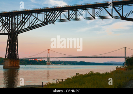 Au cours de la passerelle pont pied Hudson avec Mid-Hudson Bridge en arrière-plan sur la rivière Hudson à New York State0 Banque D'Images