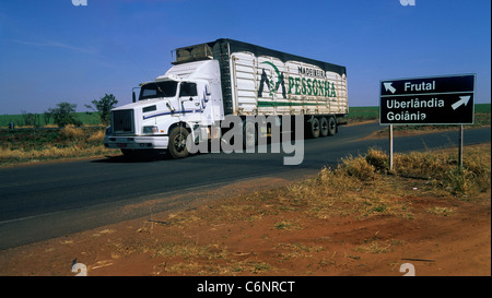 Camion à l'intersection de la route à Minas Gerais, Brésil, avec panneaux de direction. Banque D'Images